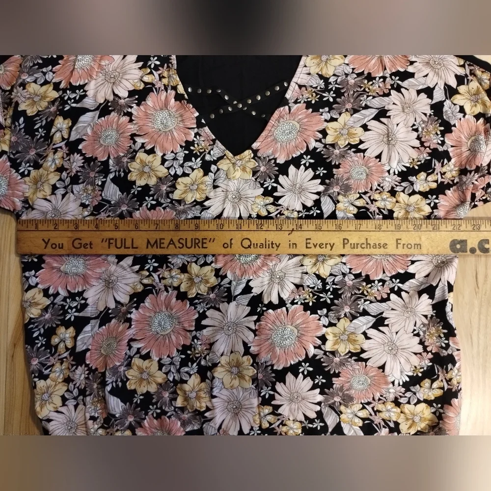 Maurice's v neck floral boxy top - Picture 9 of 9